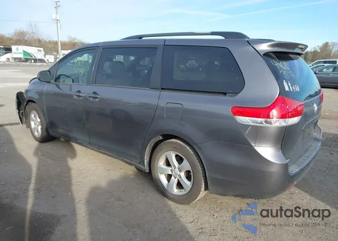 2014 Toyota Sienna Le V6 8 Passenger z USA, uszkodzony, nr VIN 5TDKK3DC7ES444442